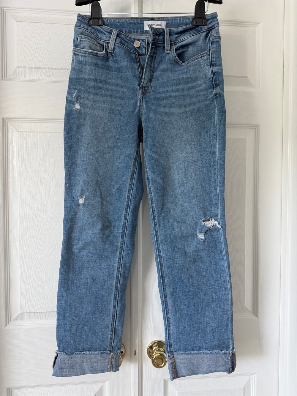 DAILYLOOK Distressed Boyfriend Jeans